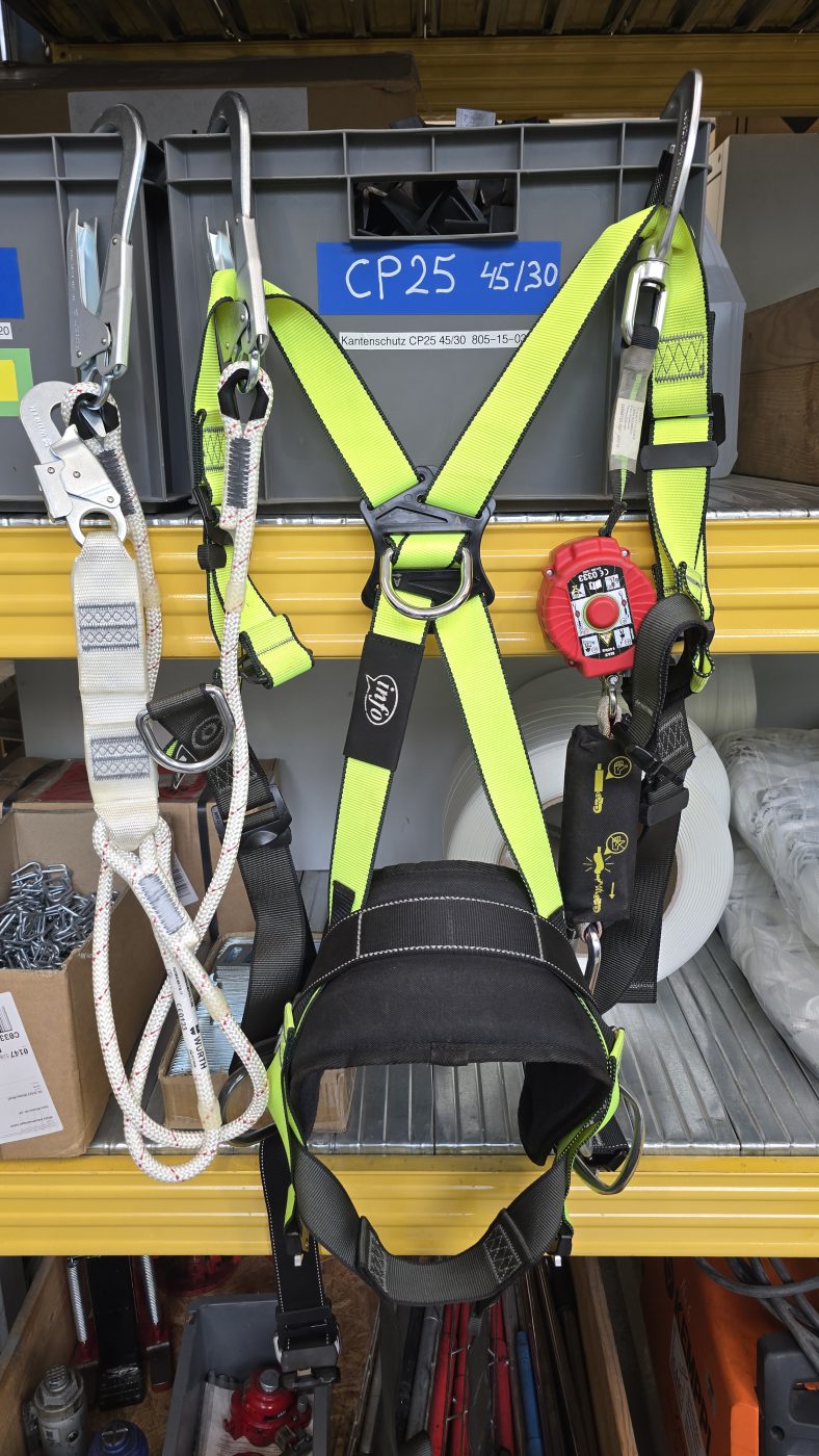 Auffanggurt mit Höhensicherungsgerät und Verbindungsmitteln – persönliche Schutzausrüstung gegen Absturz